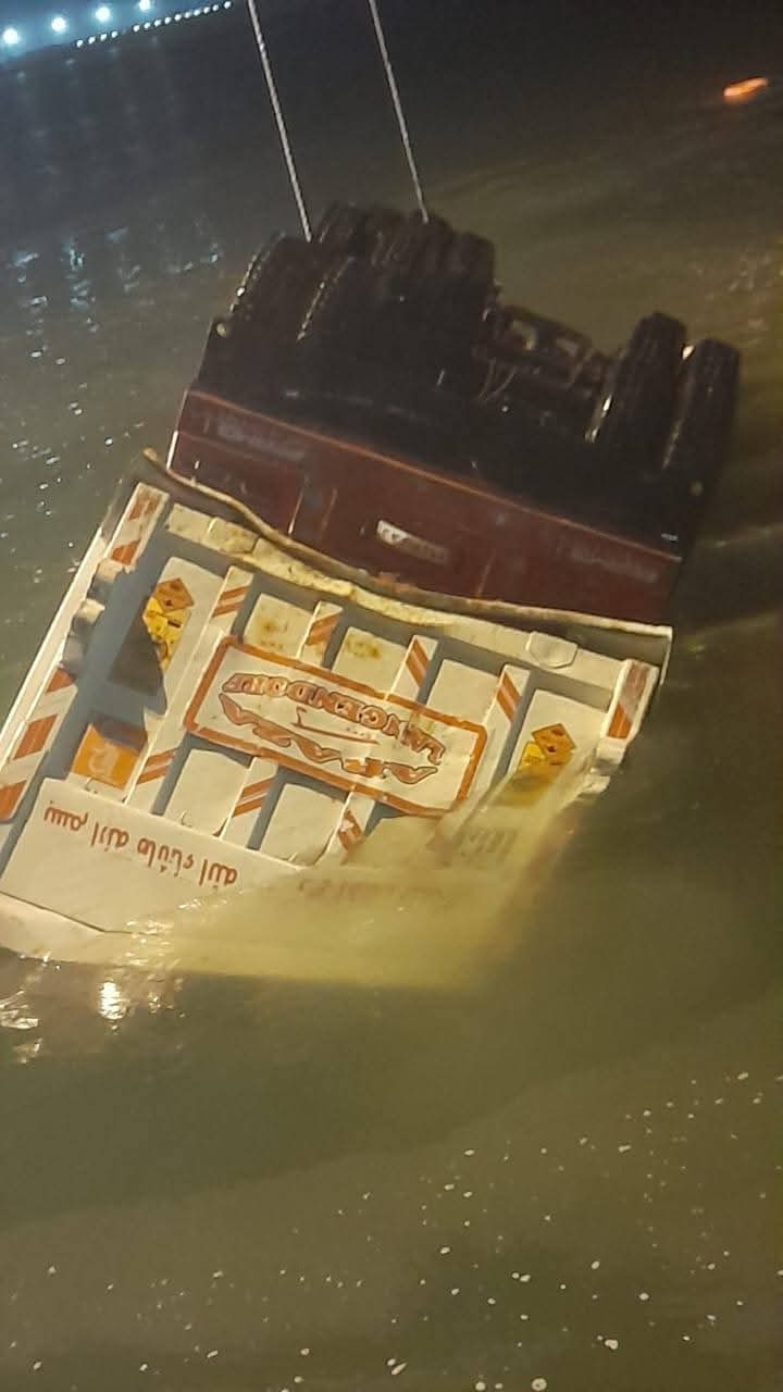 انتشال سيارتي الأسمنت الغارقتين في معدية ببورسعيد