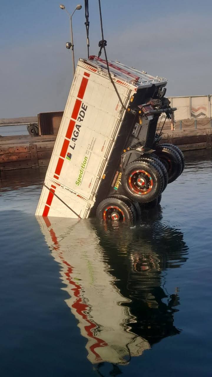 انتشال سيارتي الأسمنت الغارقتين في معدية ببورسعيد