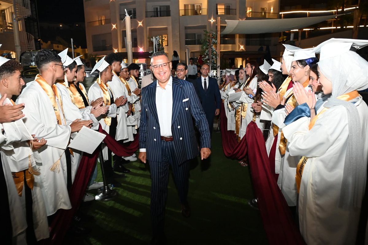 محافظ جنوب سيناء يشهد حفل تخرج طلاب مدرسة شرم الشيخ الرسمية للغات