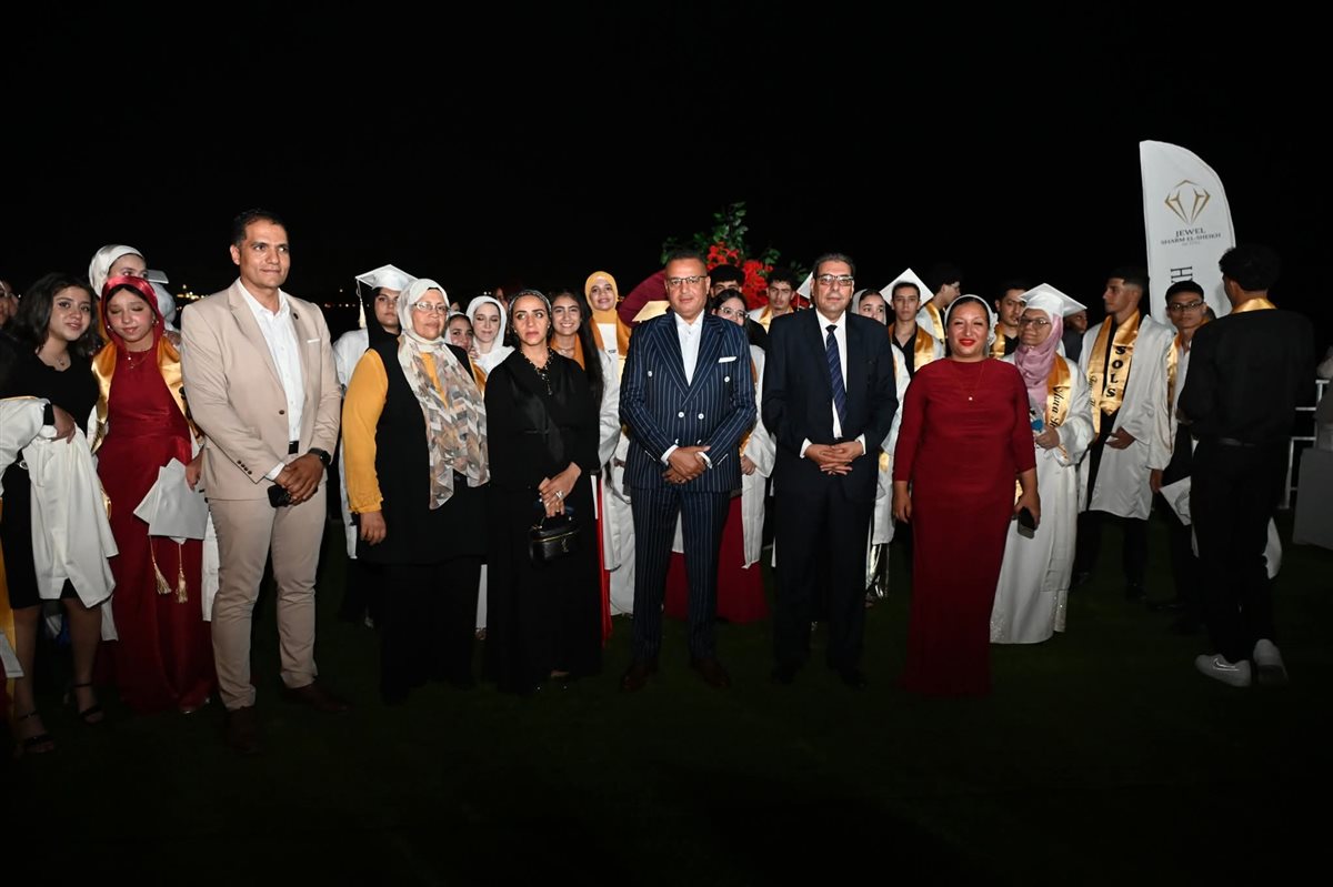 محافظ جنوب سيناء يشهد حفل تخرج طلاب مدرسة شرم الشيخ الرسمية للغات