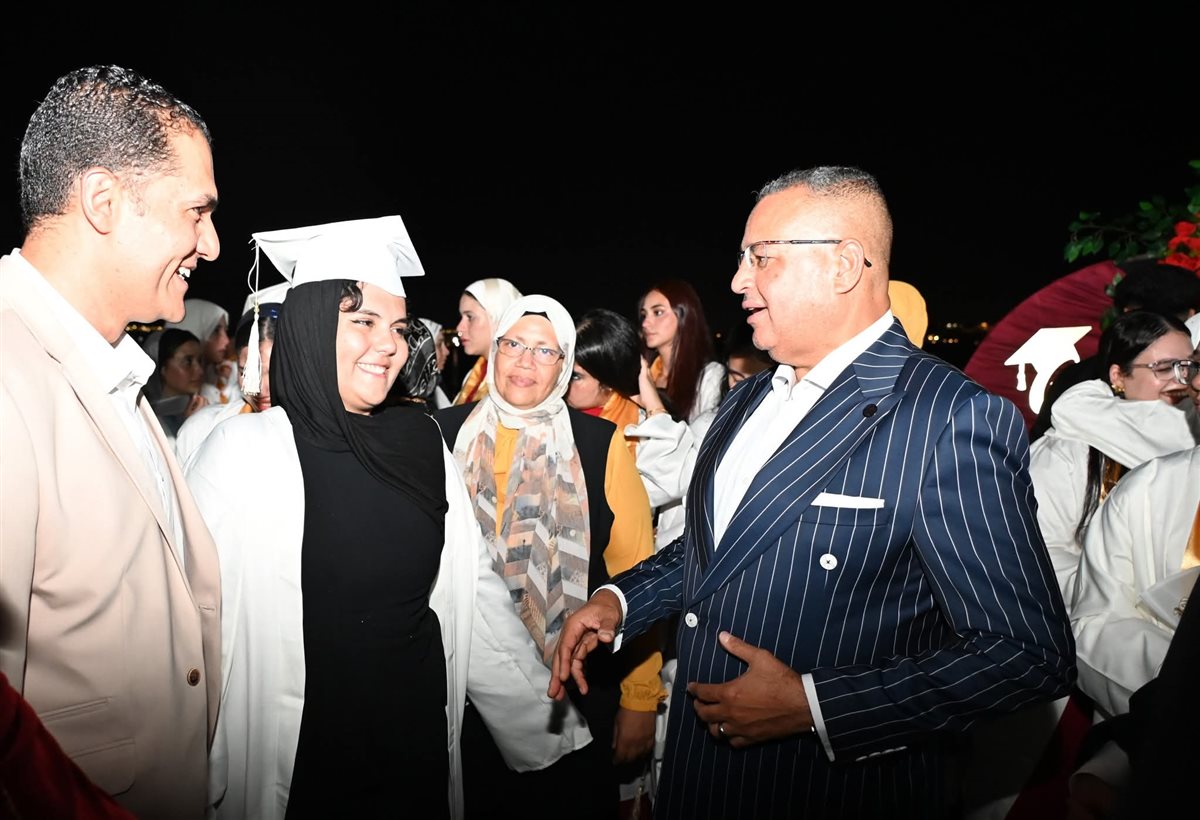 محافظ جنوب سيناء يشهد حفل تخرج طلاب مدرسة شرم الشيخ الرسمية للغات