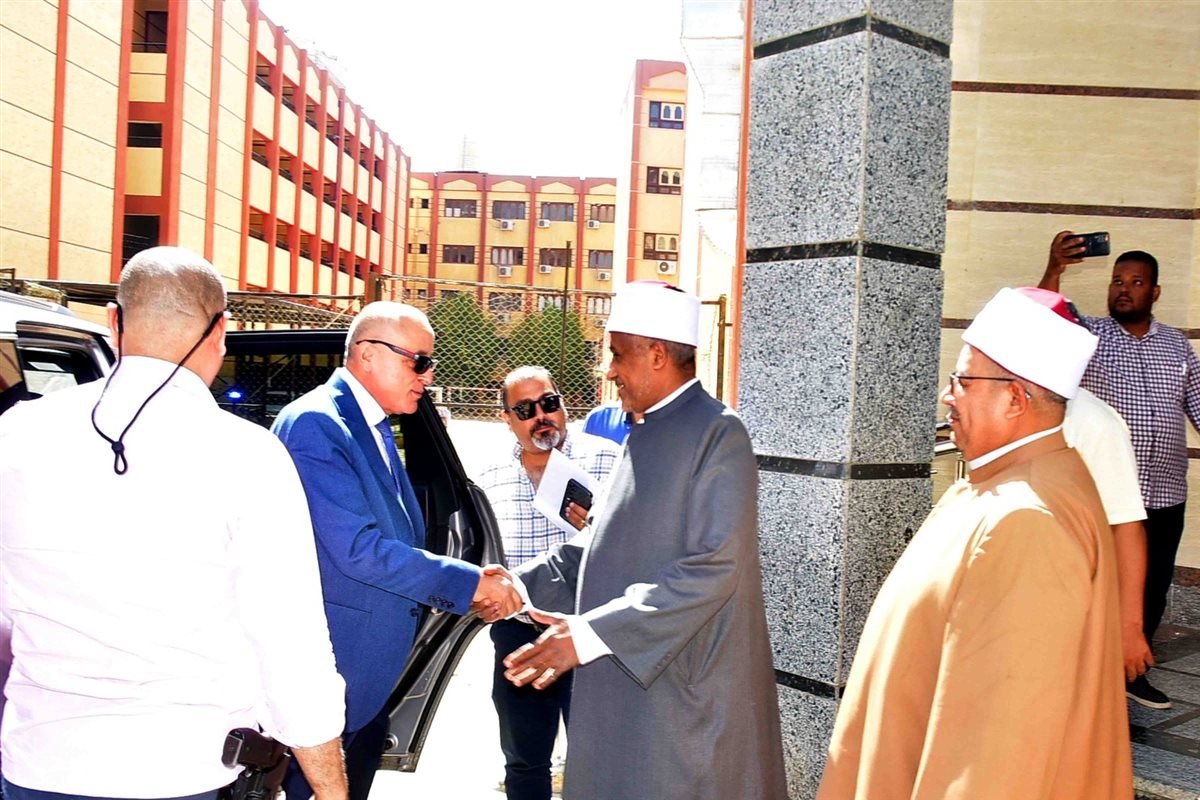 محافظ الأقصر ومبادرة لتأهيل طلاب الأقصر سياحيا