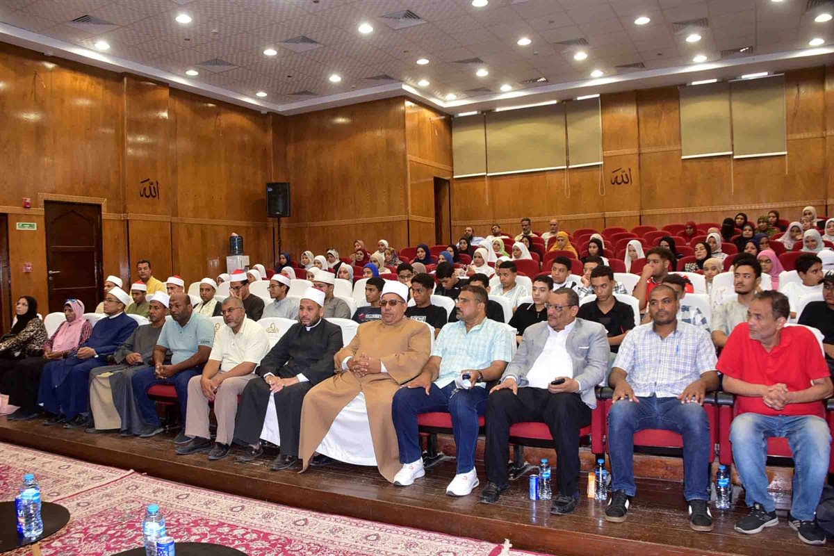 محافظ الأقصر ومبادرة لتأهيل طلاب الأقصر سياحيا