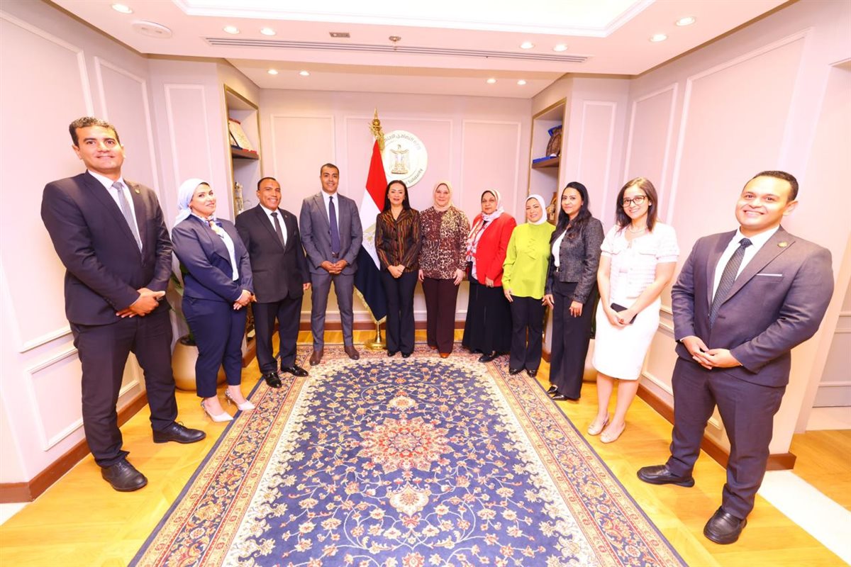 وزيرة التضامن تكرم الإدارة العامة للعلاقات العامة والمراسم بالوزارة 