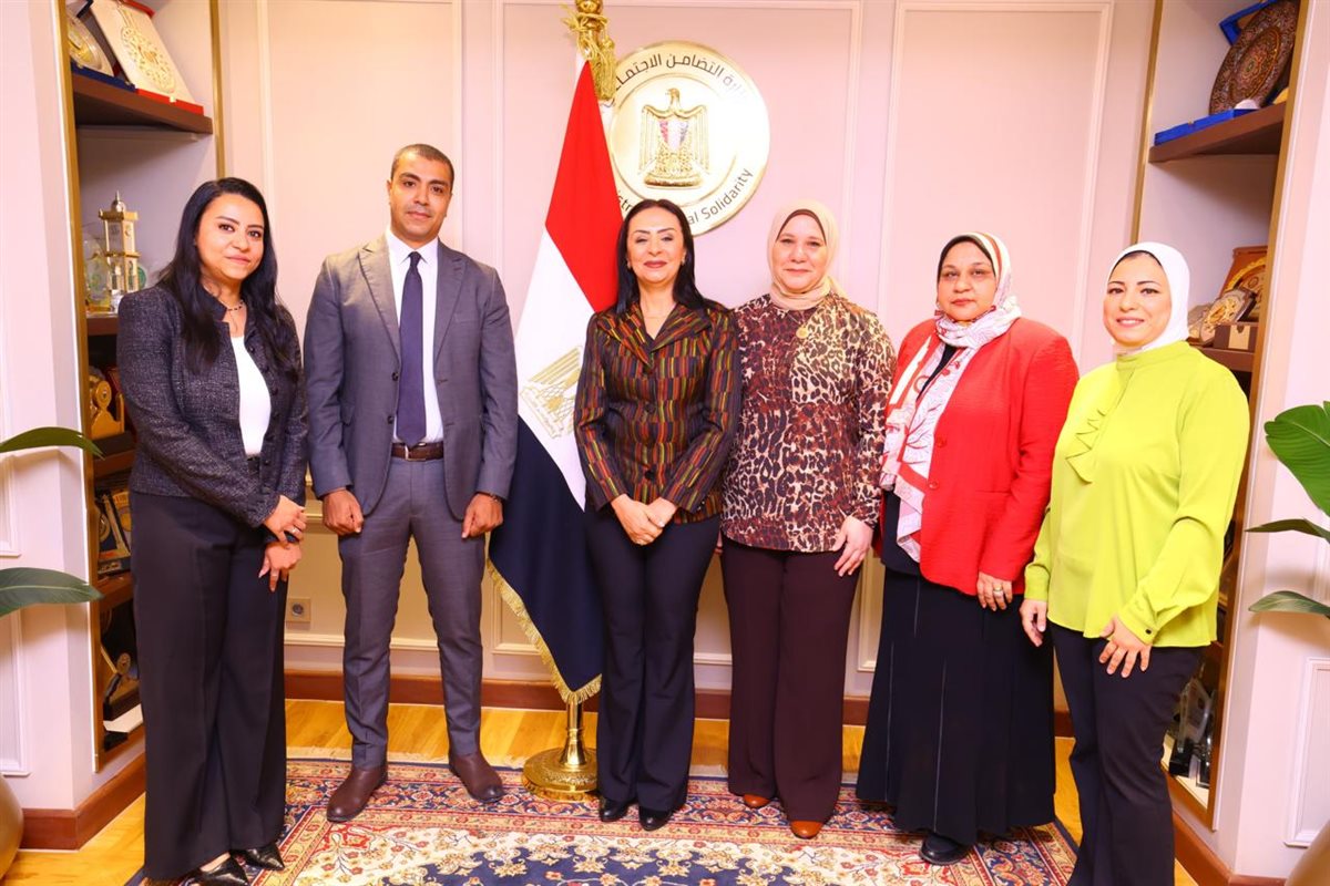 وزيرة التضامن تكرم الإدارة العامة للعلاقات العامة والمراسم بالوزارة 