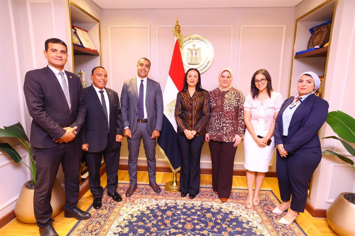 وزيرة التضامن تكرم الإدارة العامة للعلاقات العامة والمراسم بالوزارة 