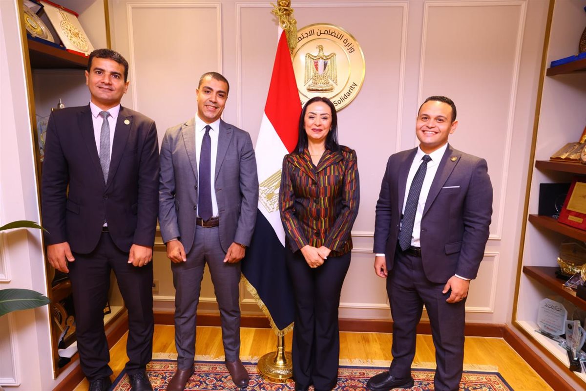 وزيرة التضامن تكرم الإدارة العامة للعلاقات العامة والمراسم بالوزارة 