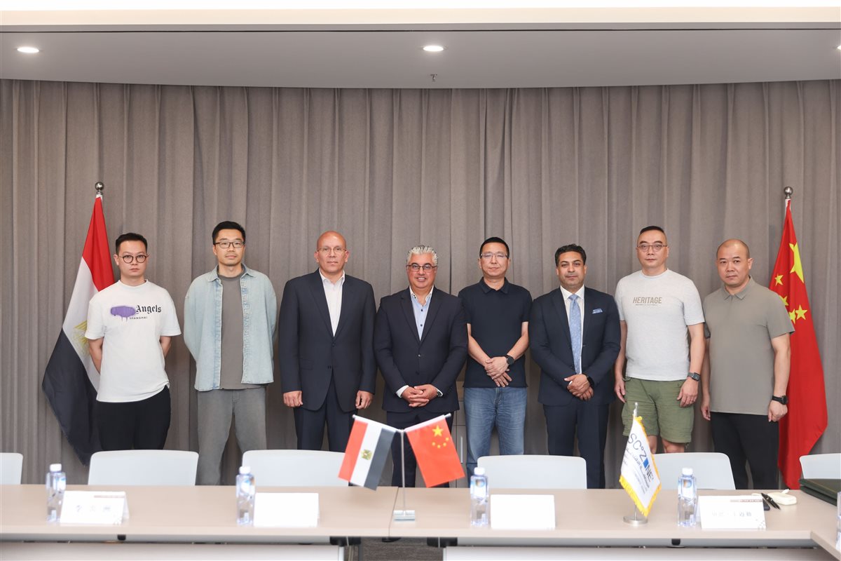 جانب من التوقيع