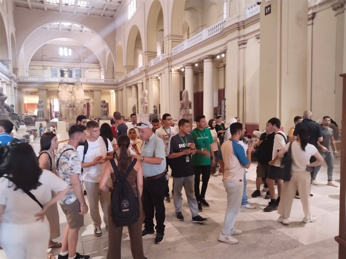 إقبال السائحين على المتحف المصري بالتحرير 