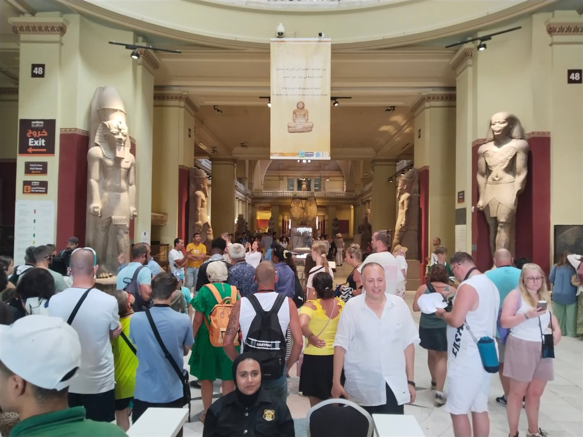 إقبال السائحين على المتحف المصري بالتحرير 