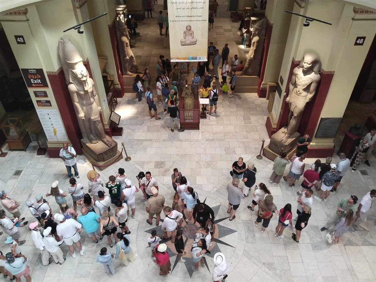 إقبال السائحين على المتحف المصري بالتحرير 