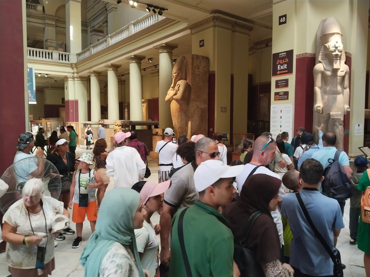 إقبال السائحين على المتحف المصري بالتحرير 