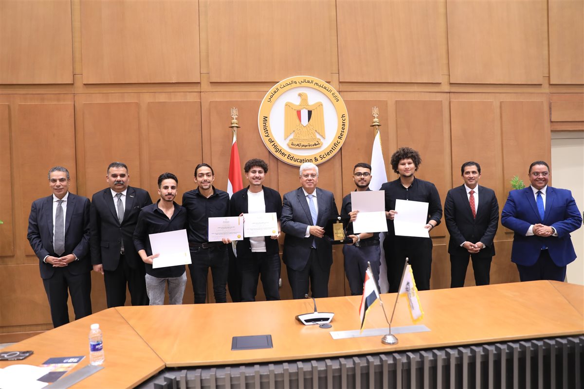 تكريم وزير التعليم العالي للفائزين