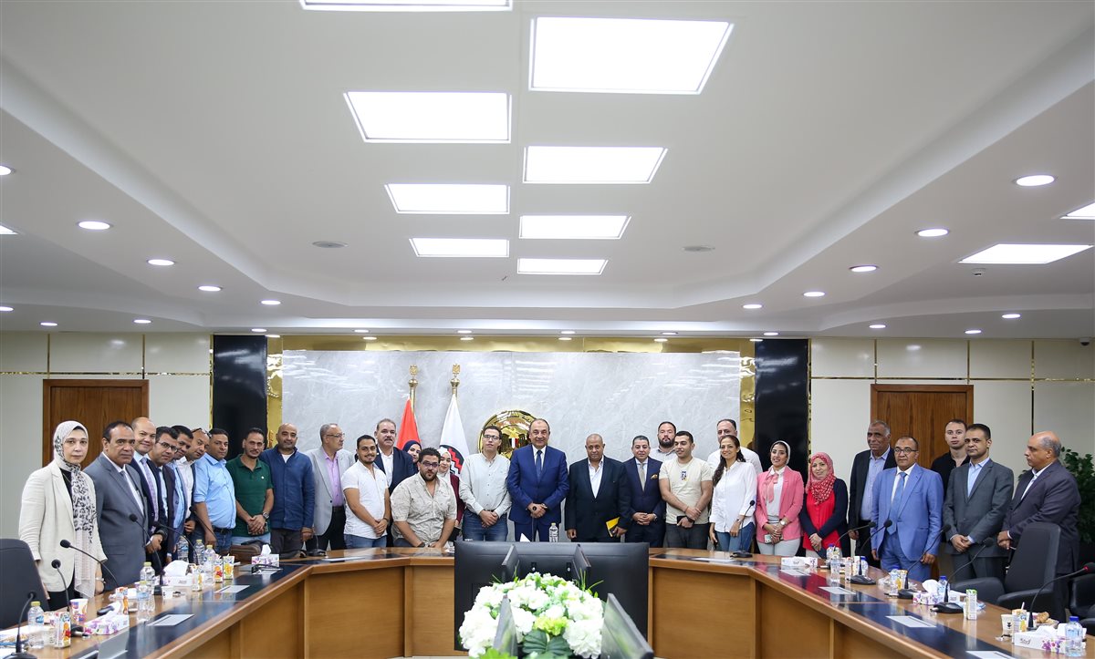 خلال لقاء وزير قطاع الأعمال بالصحفيين