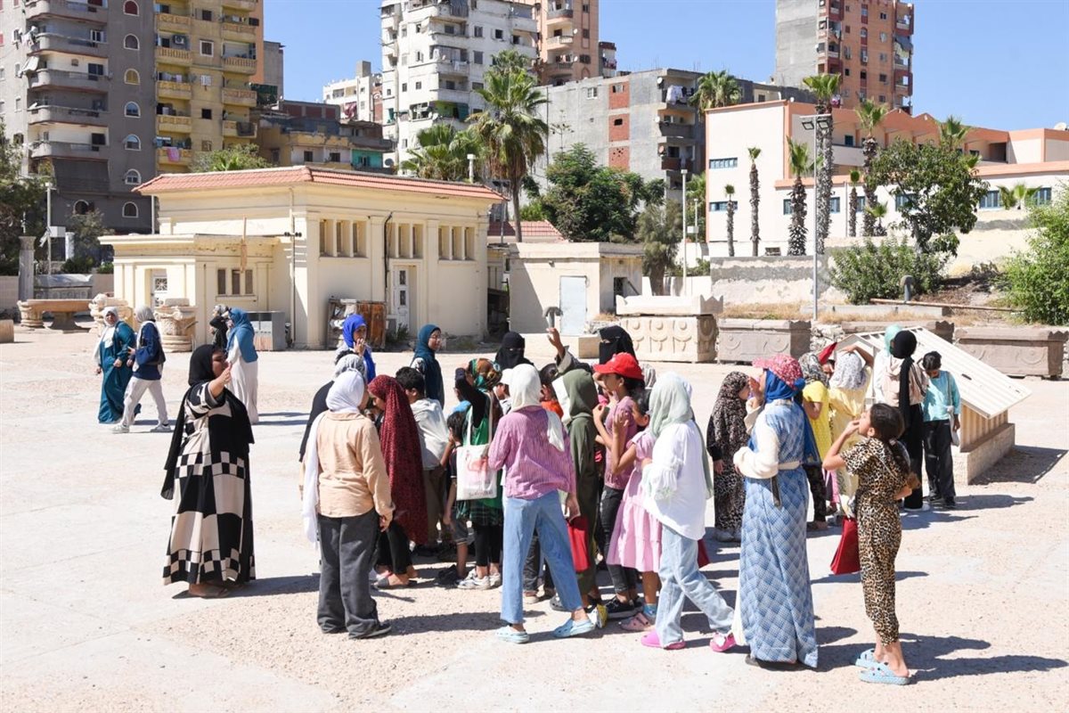 زائرين للأماكن الأثرية في العيد القومي في الإسكندرية 