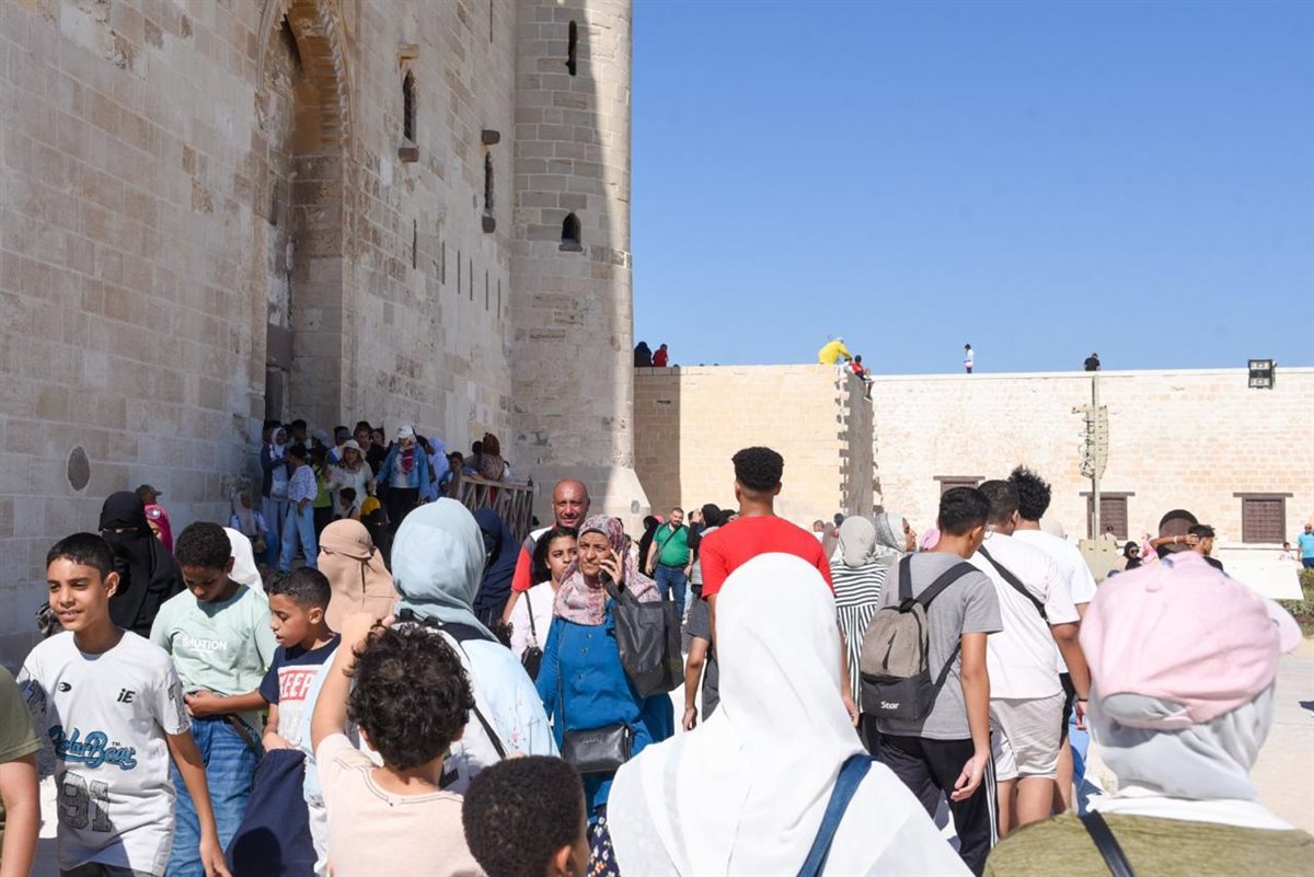 زائرين للأماكن الأثرية في العيد القومي في الإسكندرية 