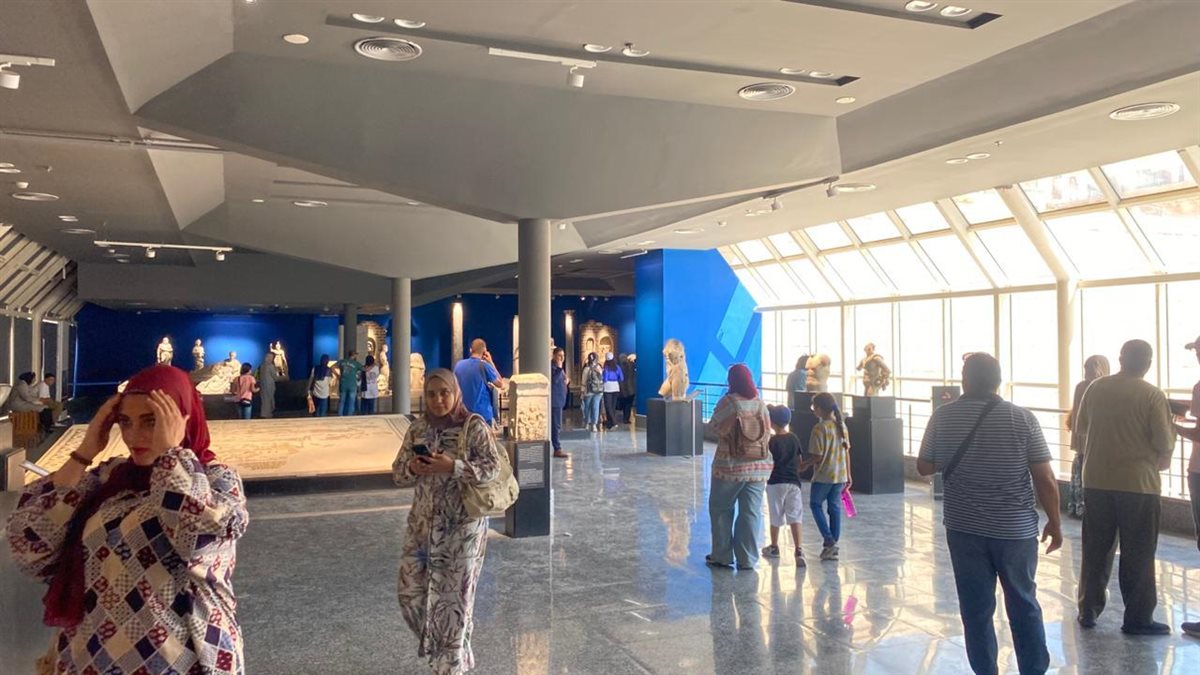 <strong>إقبال جماهيري كبير على المتاحف والمواقع الأثرية بالإسكندرية</strong>