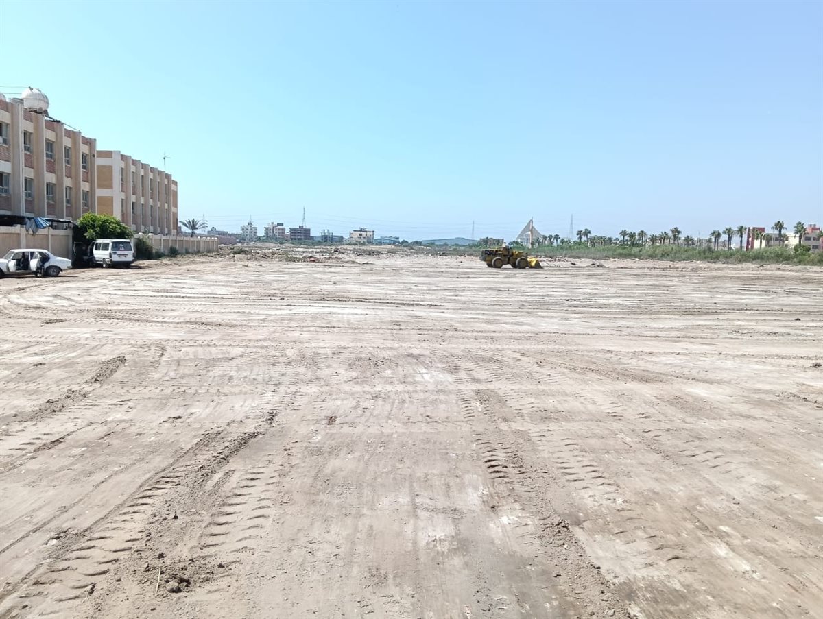 محافظ الدقهلية: تسليم أرض المدرسة الثانوية المشتركة بمدينة جمصة لهيئة الأبنية التعليمية والبدء في أعمال الإنشاء