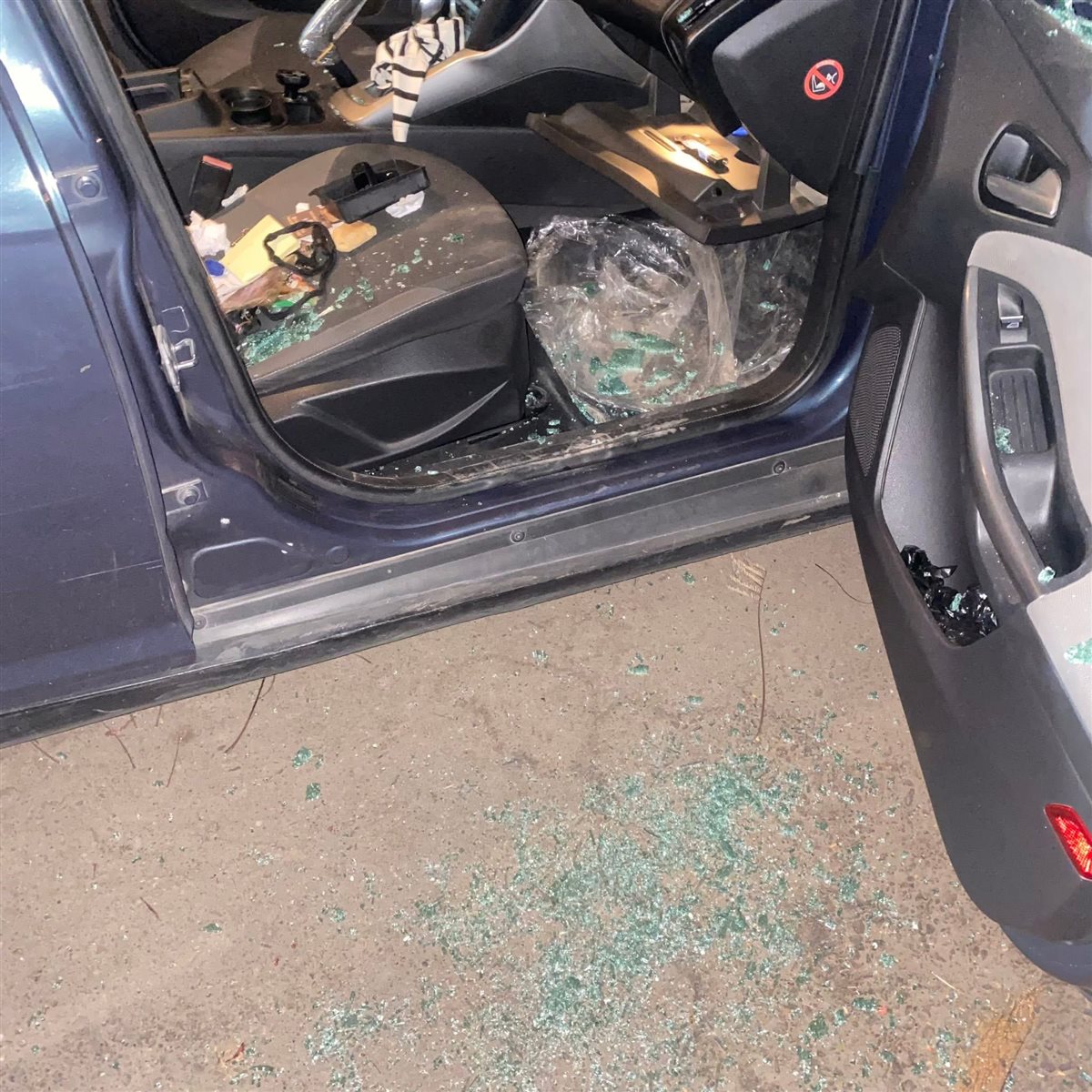 سيارات محطمة أمام أحد قاعات الافراح بالأقصر&nbsp;