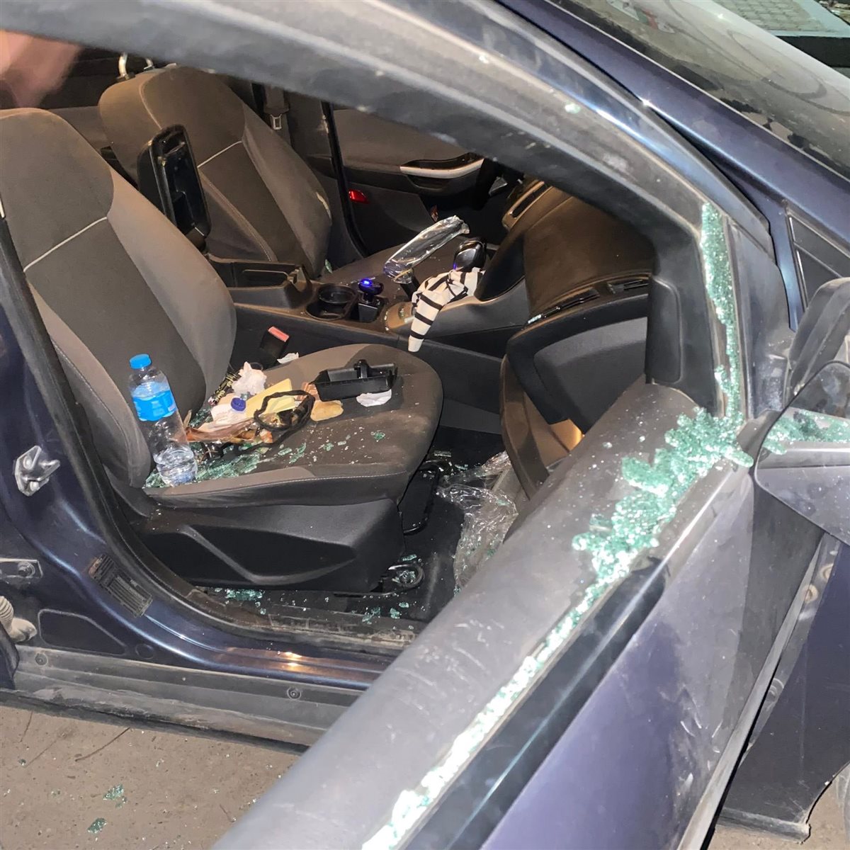 سيارات محطمة أمام أحد قاعات الافراح بالأقصر&nbsp;