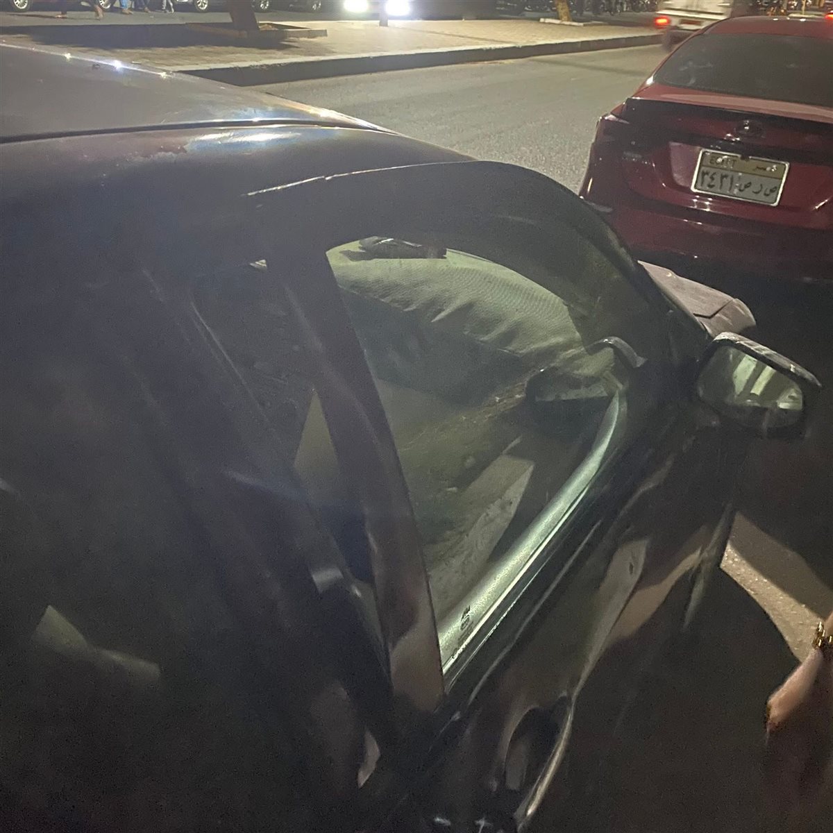 سيارات محطمة أمام أحد قاعات الافراح بالأقصر&nbsp;