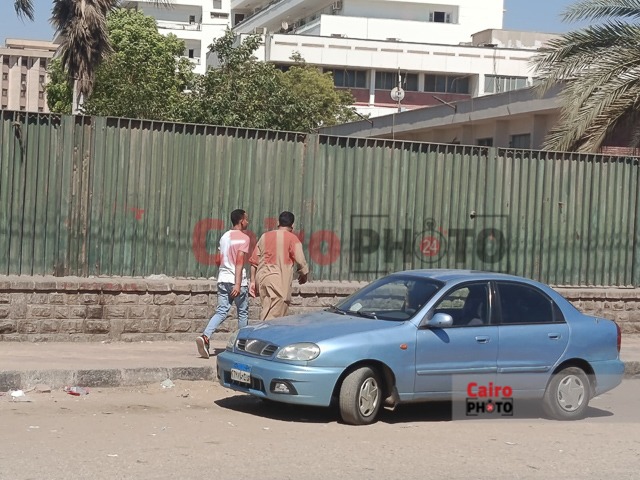 أسرة والد أطفال دلجا أمام مستشفى أسيوط الجامعي 