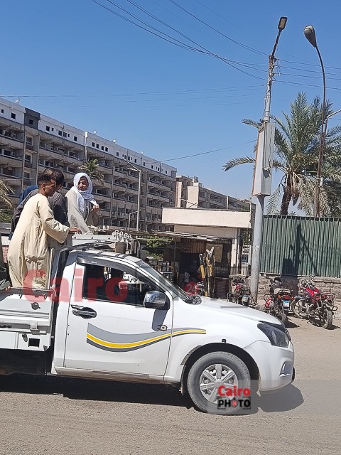 أسرة والد أطفال دلجا أمام مستشفى أسيوط الجامعي 