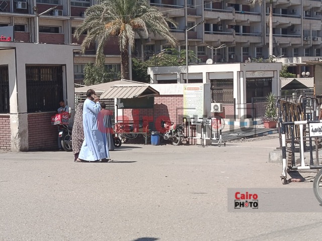 أسرة والد أطفال دلجا أمام مستشفى أسيوط الجامعي 