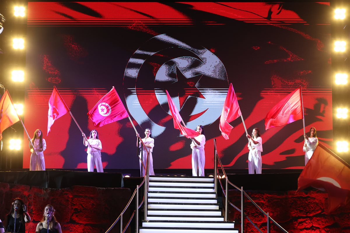 لطيفة تتألق في حفلها بقرطاج