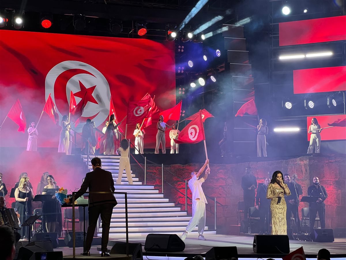 لطيفة تتألق في حفلها بقرطاج