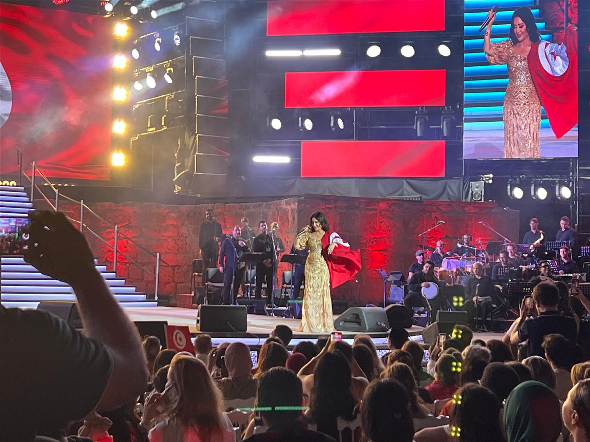 لطيفة تتألق في حفلها بقرطاج