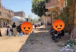 الأهالي وهم واقفون لملء مياه الشرب من أحد الخزانات