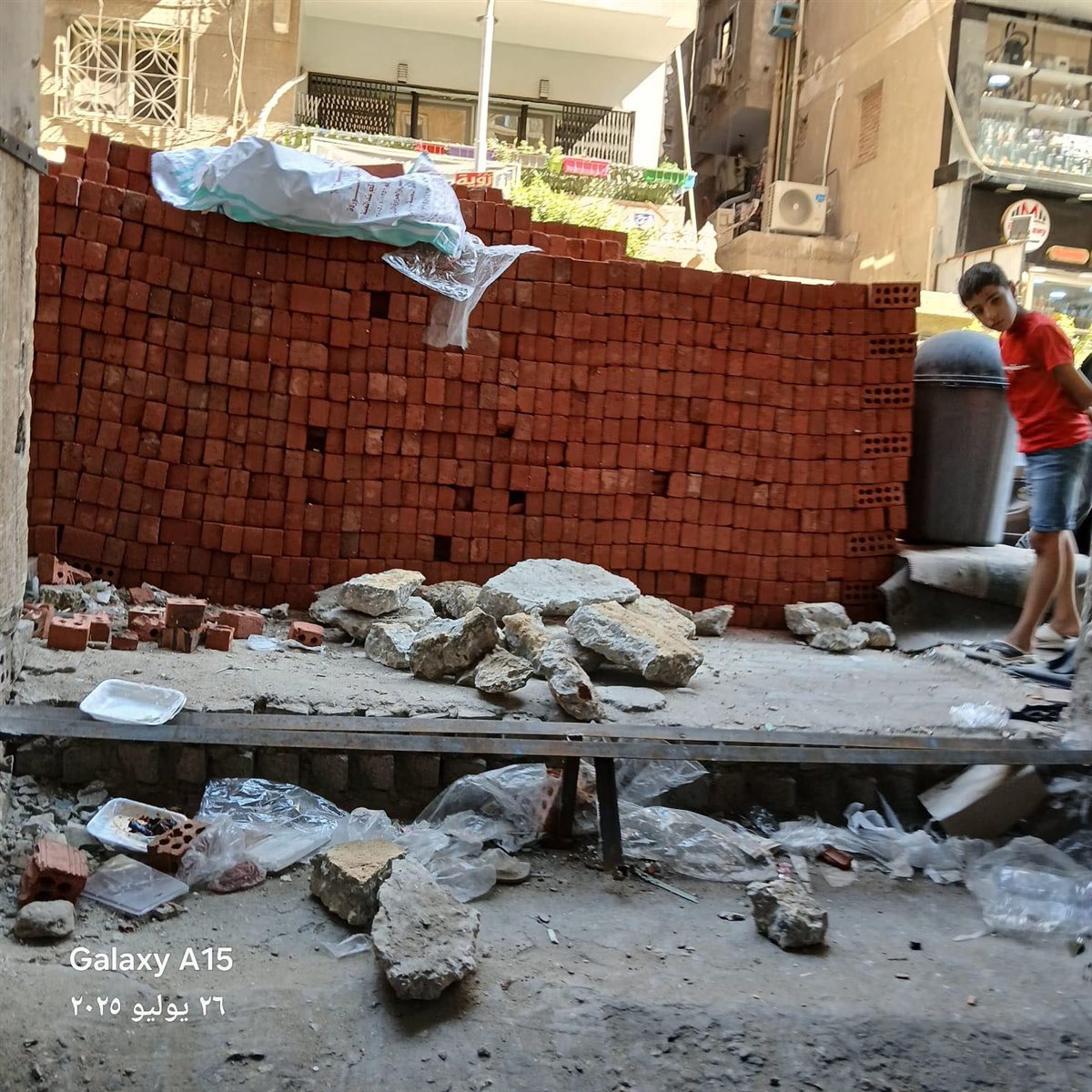 إيقاف أعمال بناء مخالف بالنزهة