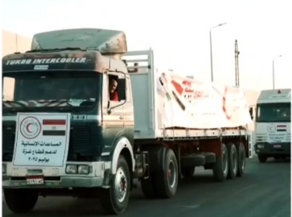 الهلال الأحمر المصري يطلق قافلة مساعدات انسانية إلى غزة