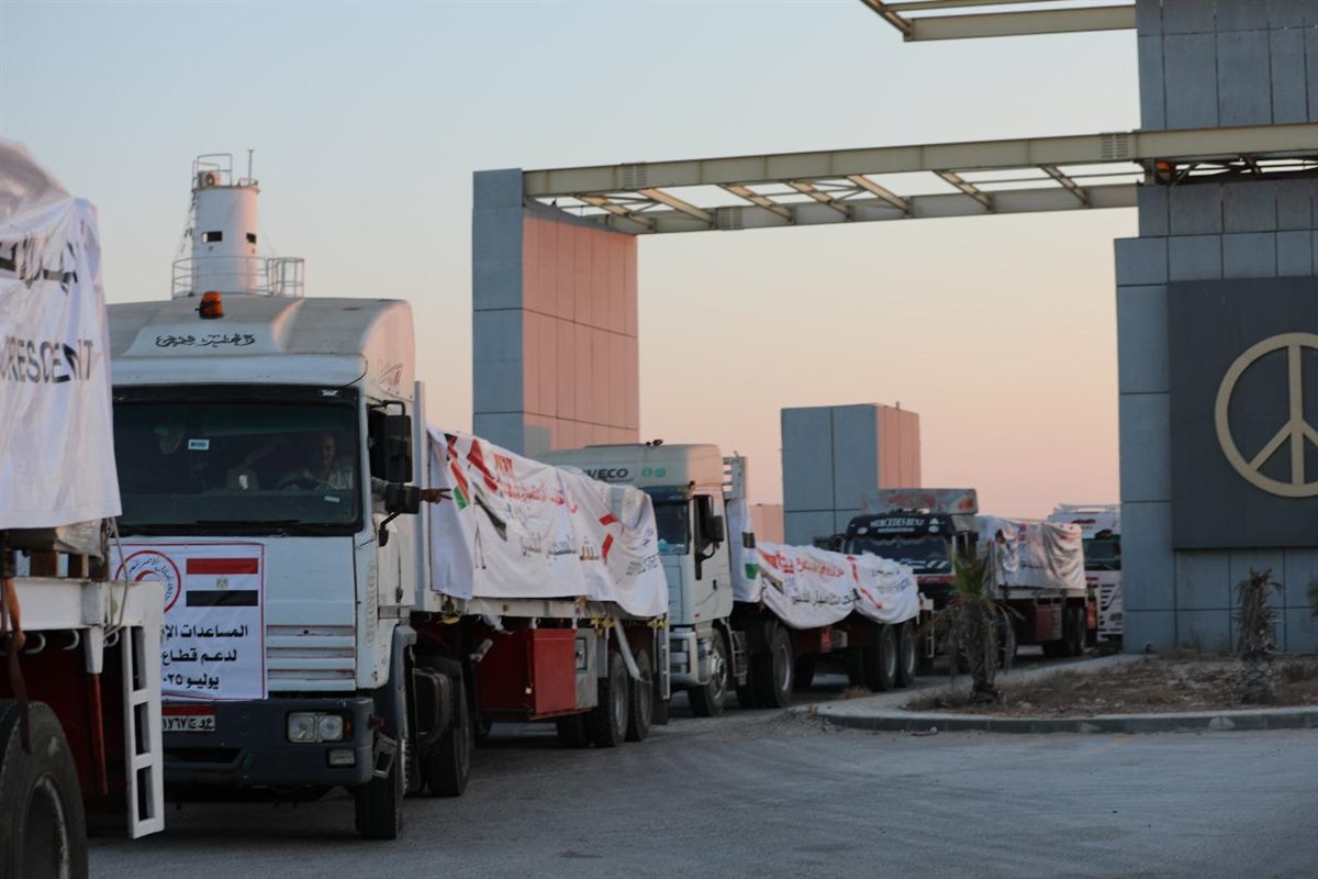 الهلال الأحمر المصري يرسل المساعدات الانسانية إلى قطاع غزة
