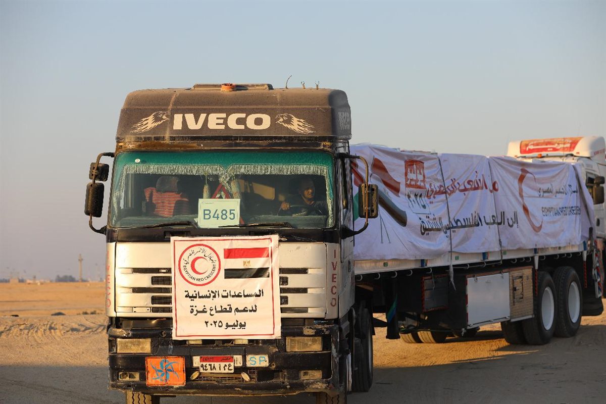 الهلال الأحمر المصري يرسل المساعدات الانسانية إلى قطاع غزة
