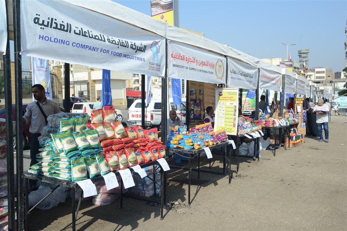 وزير التموين ومحافظ القاهرة يفتتحان سوق «اليوم الواحد» بالجمالية