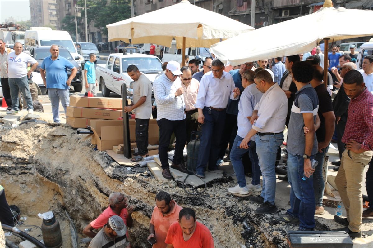 محافظ الجيزة يتابع ميدانيًا أعمال إصلاح العطل الطارئ بالكابل الكهربائي