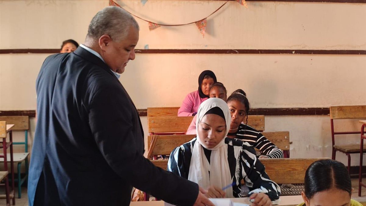 وكيل تعليم الأقصر يتفقد امتحانات الدور الثاني