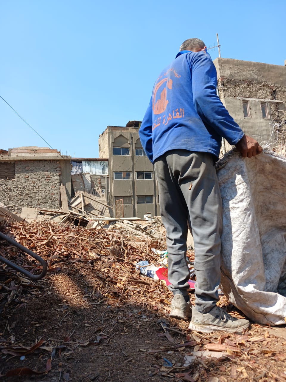 بدء حملة لنظافة الأسطح بحي وسط القاهرة من شارع المعز