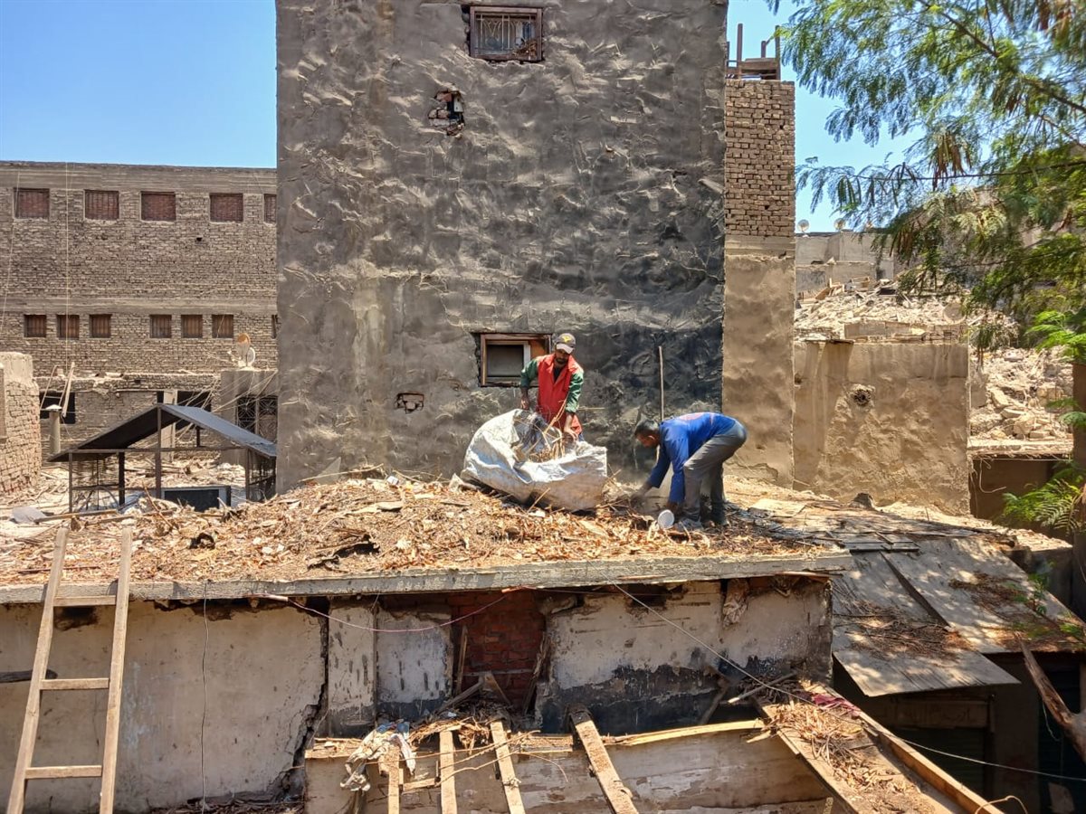 بدء حملة لنظافة الأسطح بحي وسط القاهرة من شارع المعز