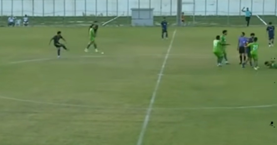 <strong>صور مشادة اللاعبين واقتحام الجماهير </strong>