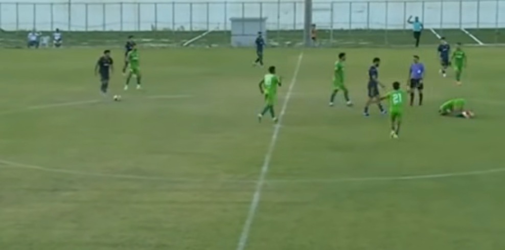 <strong>صور مشادة اللاعبين واقتحام الجماهير </strong>