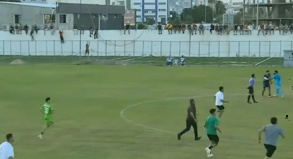 <strong>صور مشادة اللاعبين واقتحام الجماهير </strong>