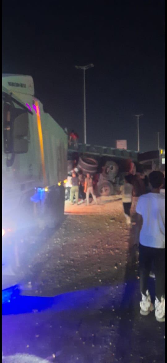 انقلاب تريلا على سيارتين ملاكي بالطريق الدائري القادم من الأوتوستراد تجاه المنيب أمام متحف الحضارة