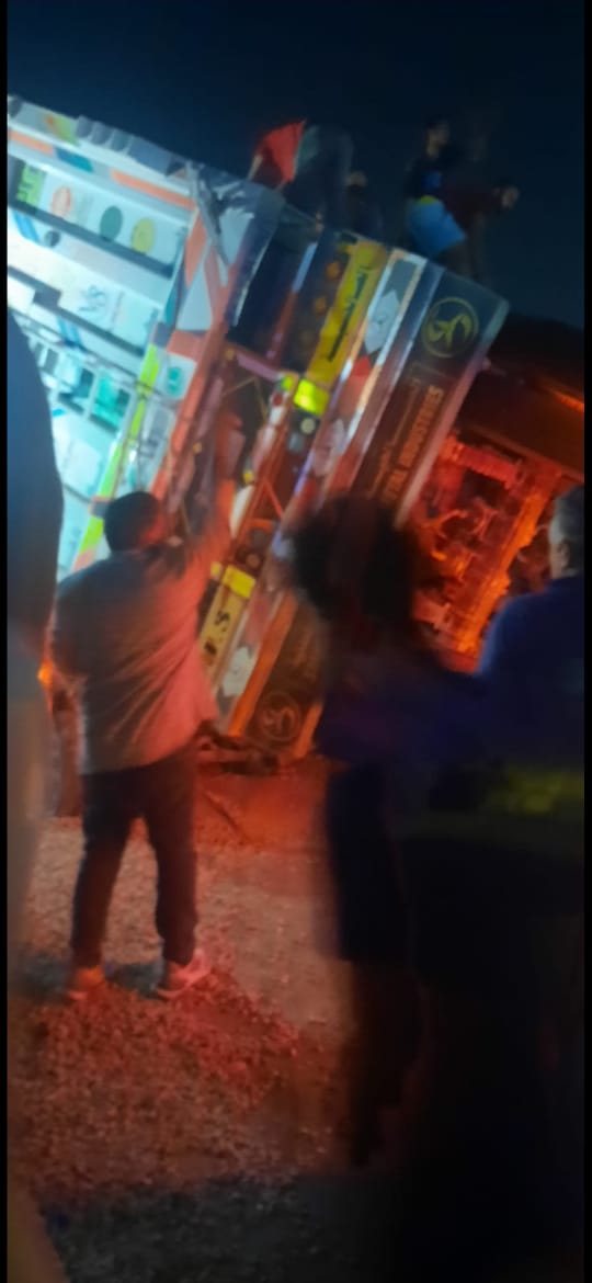 انقلاب تريلا على سيارتين ملاكي بالطريق الدائري القادم من الأوتوستراد تجاه المنيب أمام متحف الحضارة