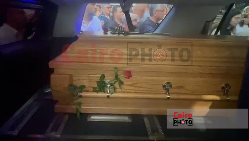 لحظة خروج جثمان الموسيقار زياد الرحباني من المستشفى لتشييعه من كنيسة رقاد السيدة بـ لبنان