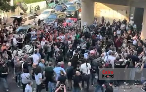 تجمهر محبي زياد الرحباني أمام مستشفى خوري بلبنان لتشييع جثمانه