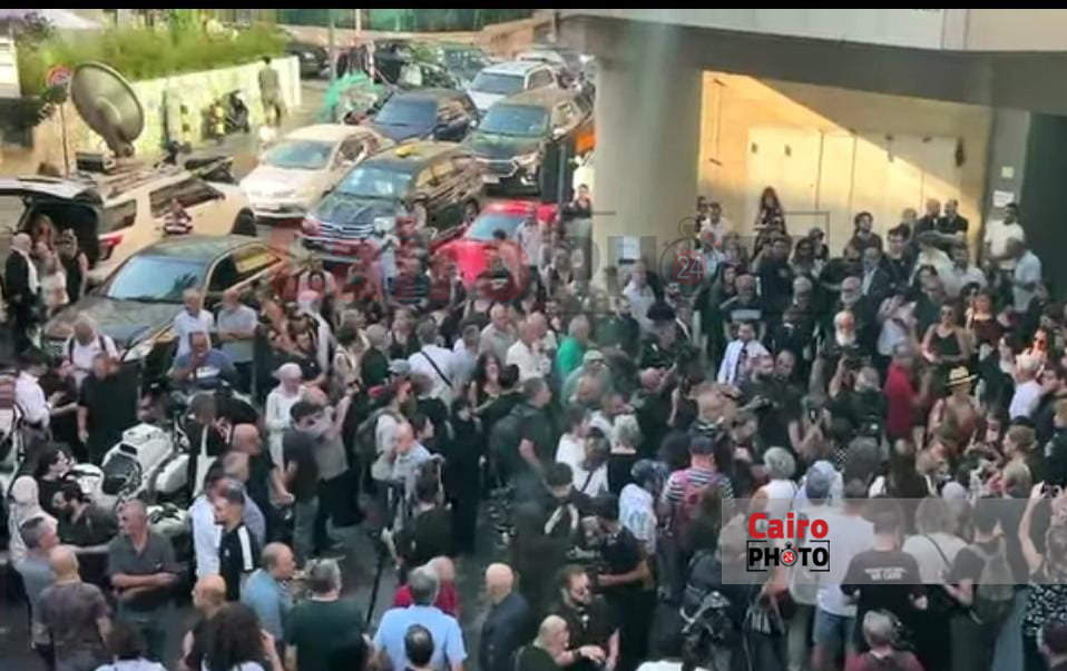 تجمهر محبي زياد الرحباني أمام مستشفى خوري بلبنان لتشييع جثمانه