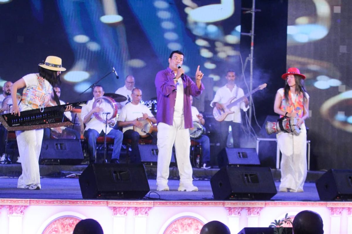 إيهاب توفيق يتألق بدويتو عامل عاملة مع كنزي تركي فى إفتتاح المهرجان الصيفي للأوبرا 